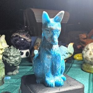 Apatite blue fox carving